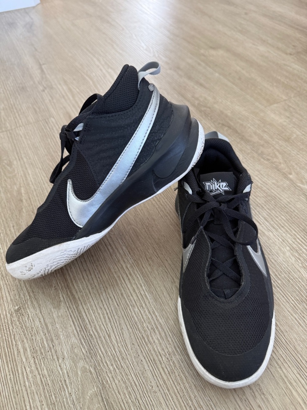 Nike Team Hustle D 10 Kids basketball shoes Size 4.5 Youth